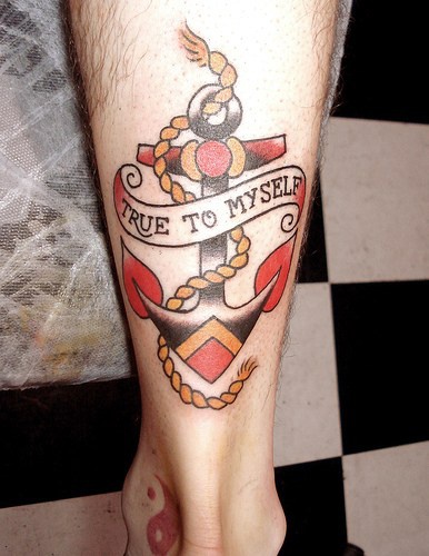 Tatuaje en la pierna Ancla del barco antiguo con la inscripción True to myself