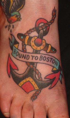 Le tatouage d&quotancre avec une inscription livrer à Boston