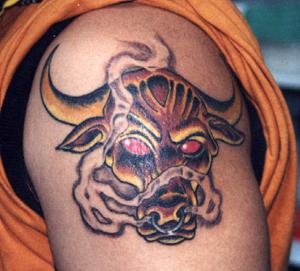 Tatuaje en el hombro Toro diabólico