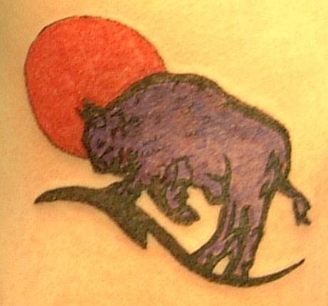 Bisonte sul fondo di sole tatuato
