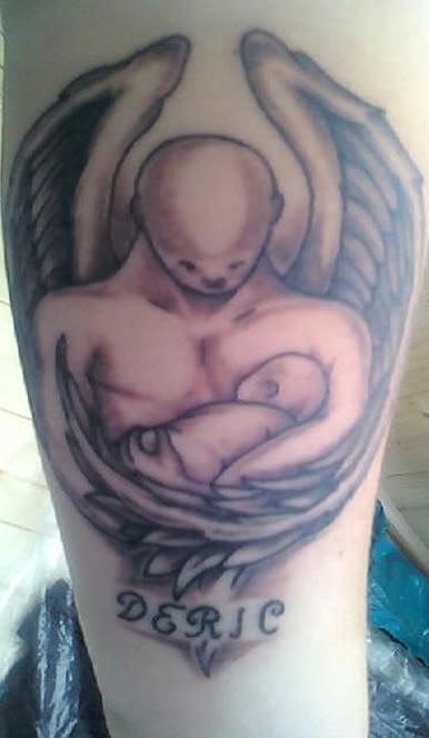 Ange mystique avec un bébé prénommé tatouage avant-bras