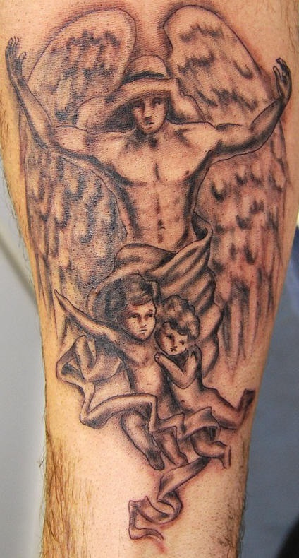 Tatuaje en tinta negra de ángek masculino y dos niños