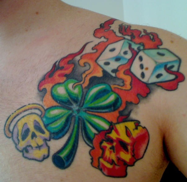 Dos calaveras del ángel y del demonio con dados y trifolio tatuaje en color