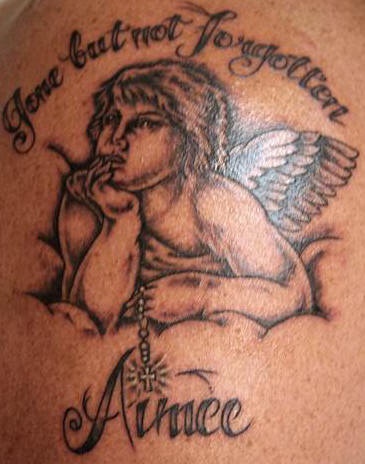 el tatuaje conmemorativo de un angel, un nombre y la frase &quotido pero no olvidado"