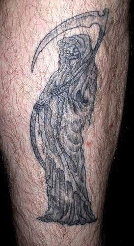 triste mietitore su gamba pellosa tatuaggio