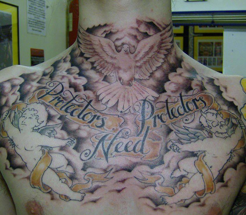 Tatuaje en todo el pecho de angelitos en las nubes con palomas