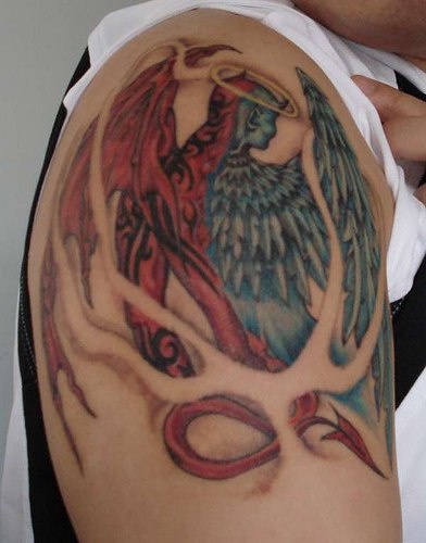 Tatuaje de color La mitad ángel la mitad demonio