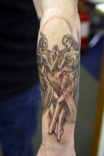 Tatuaje Demonio y ángel cariñoso