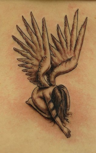 Tatuaje 3d Chica ángel en el dolor