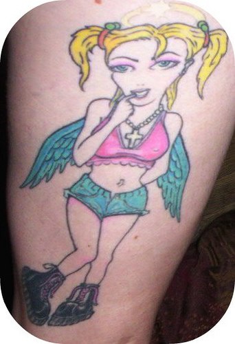 Eccentrica ragazza con le ali tatuata