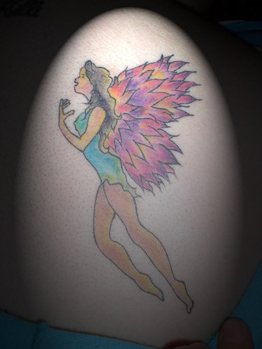 Tatuaggio ragazza colorata con le ali di fuoco