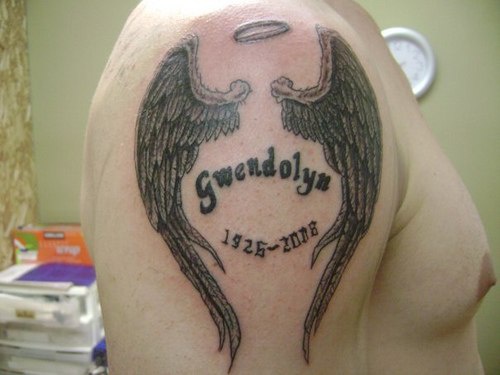 Memorabile tatuaggio di amore con le ali