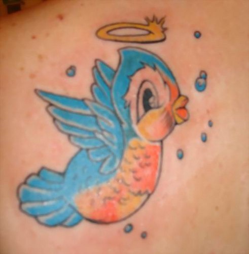 Piccolo uccello con il nimbo tatuato