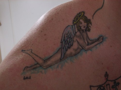 Tatuaje Chica ángel desnuda con los pies hacia arriba