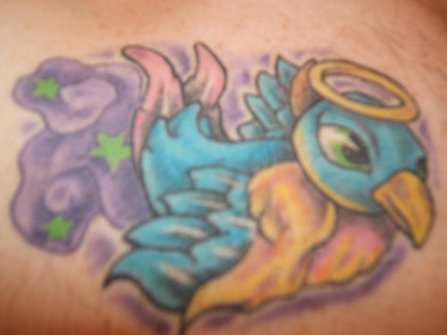 Tatuaje Pájaro colorido con nimbus en el cielo púrpura