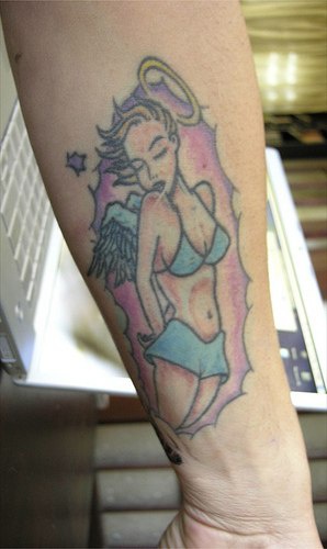 Engel Mädchen in der Schwimmanzug Tattoo an der Hand