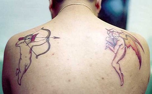 Tatuaje en la espalda Cupido disparando a un ángel con una flecha