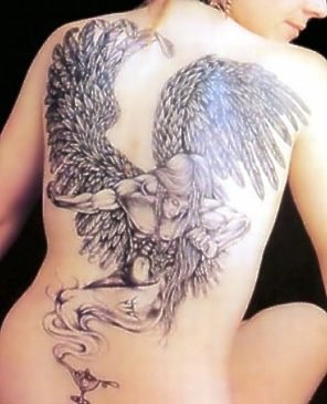 Qualitatives Tattoo von sitzendem männlichem Engel am Rücken