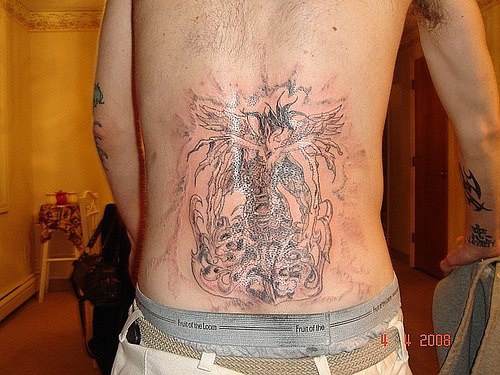 Grande tatuaggio angelo sulla schiena