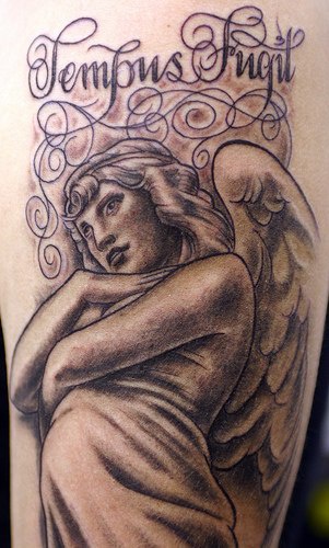 Tatuaje Ángel con la inscripción Tempus fugit