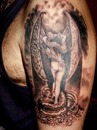 Angeli caduti e serpente tatuati sul braccio