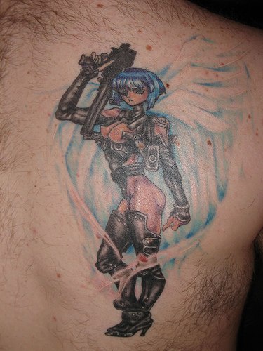 Une ange femelle en style animé avec le tatouage de pistolets