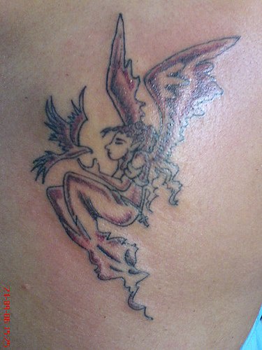 Sohn Troll und Engel mit  Krähe Tattoo