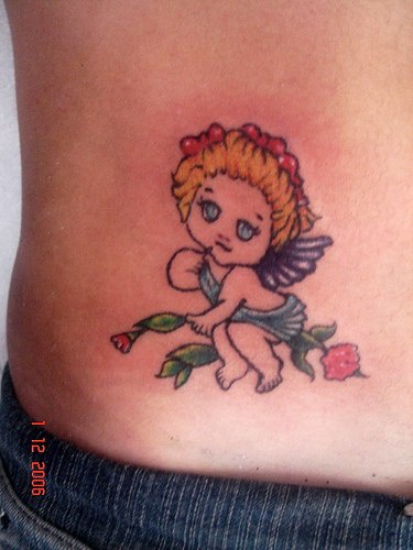 Piccolo angioletto colorato tatuato