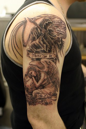 Tatuaje en el hombro Ángel de la muerte y ángel en la tristeza