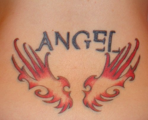 Engel Schriftzug und rote Flügel Tattoo