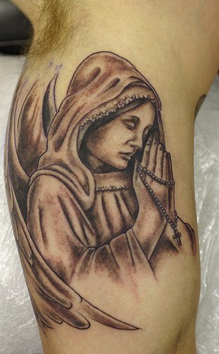 Tatuaje Ángel rezando con la capa y rosario