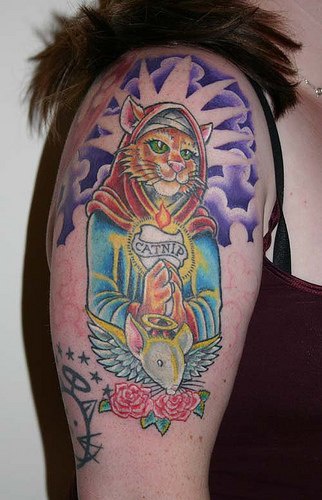 Tatuaje en el hombro Gato santo y ratón ángel