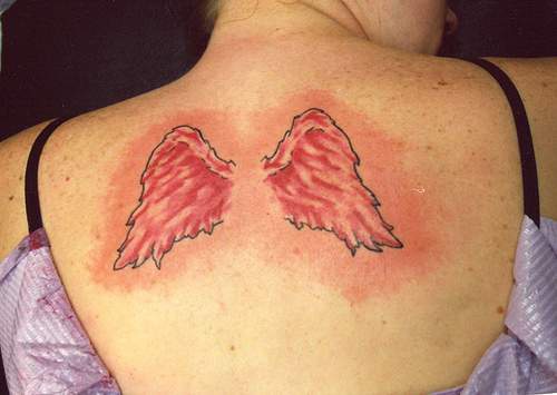 Pequeño tatuaje las alas rojas en la espalda