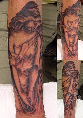 Timido angelo con il vestito stracciato tatuato