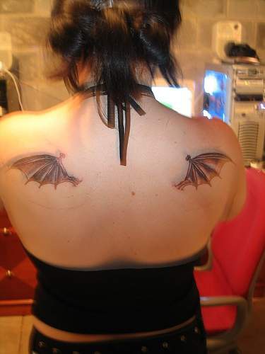 Fledermausflügel Tattoo auf Schulterblätte