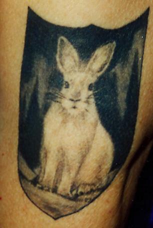 Tatuaje Conejo realista sobre fondo negro