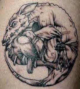Strana creatura animalesca tatuata in forma rotonda