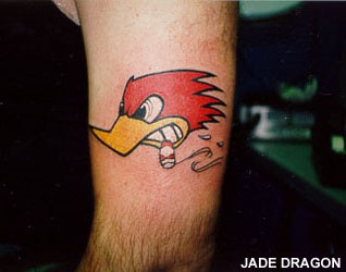 Tatuaje de Woody Woodpecker con el cigarro