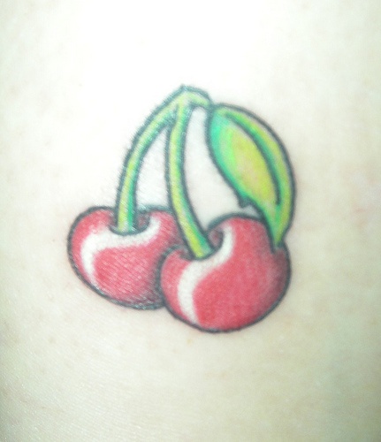 Tattoo von Kirschen in der Knöchelgegend