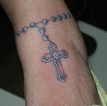 Tattoo von Kette mit Kreuz in der Knöchelgegend