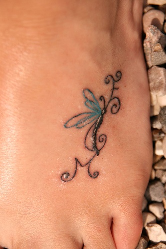 Tattoo von Libelle in der Knöchelgegend