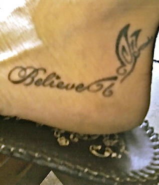 Tattoo von Schmetterling und Aufschrift" Glaub!" in der Knöchelgegend