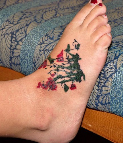 Tattoo von einem Blumenbusch in der Knöchelgegend