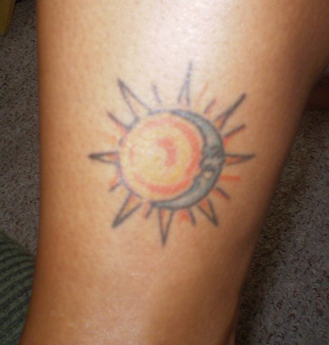 Le soleil et le croissant le tatouage sur la cheville