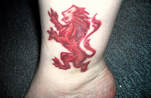 Tattoo von rotem Löwen in der Knöchelgegend