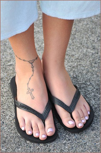 Tatouage bracelet sur la cheville avec un croix
