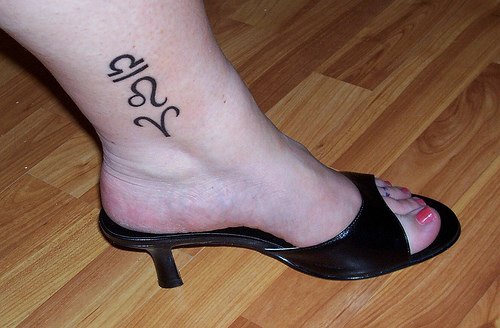 Symboles le tatouage sur la cheville