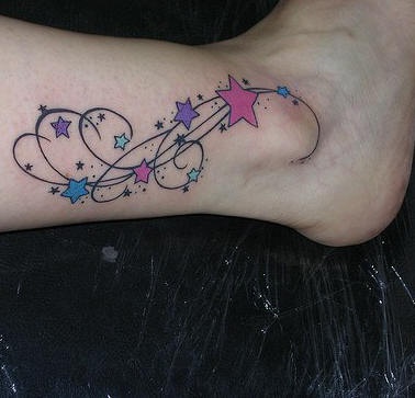 Tattoo von bunten Sternen in der Knöchelgegend