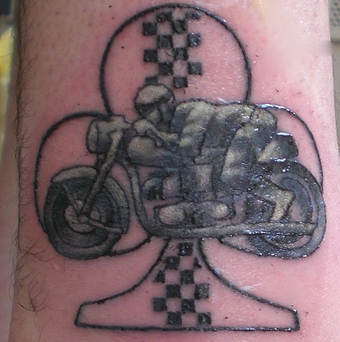 Motocyclette le tatouage sur la cheville