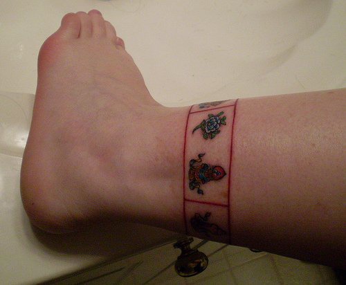 Tatouage bracelet sur la cheville